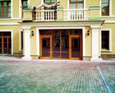 Входная группа в жилом комплексе/2008